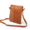 Kézitáska Shoulderbag Small Tan LB018-1 13 Brandy színű valódi bőr kézitáska Flapbag Small LB034, Kis fedeles kézitáska Flapbag Small a vállon viselve, Bivalybőr kézitáska LB034 elülső csat és a fedél részlete, Brandy színű kézitáska belső zsebekkel