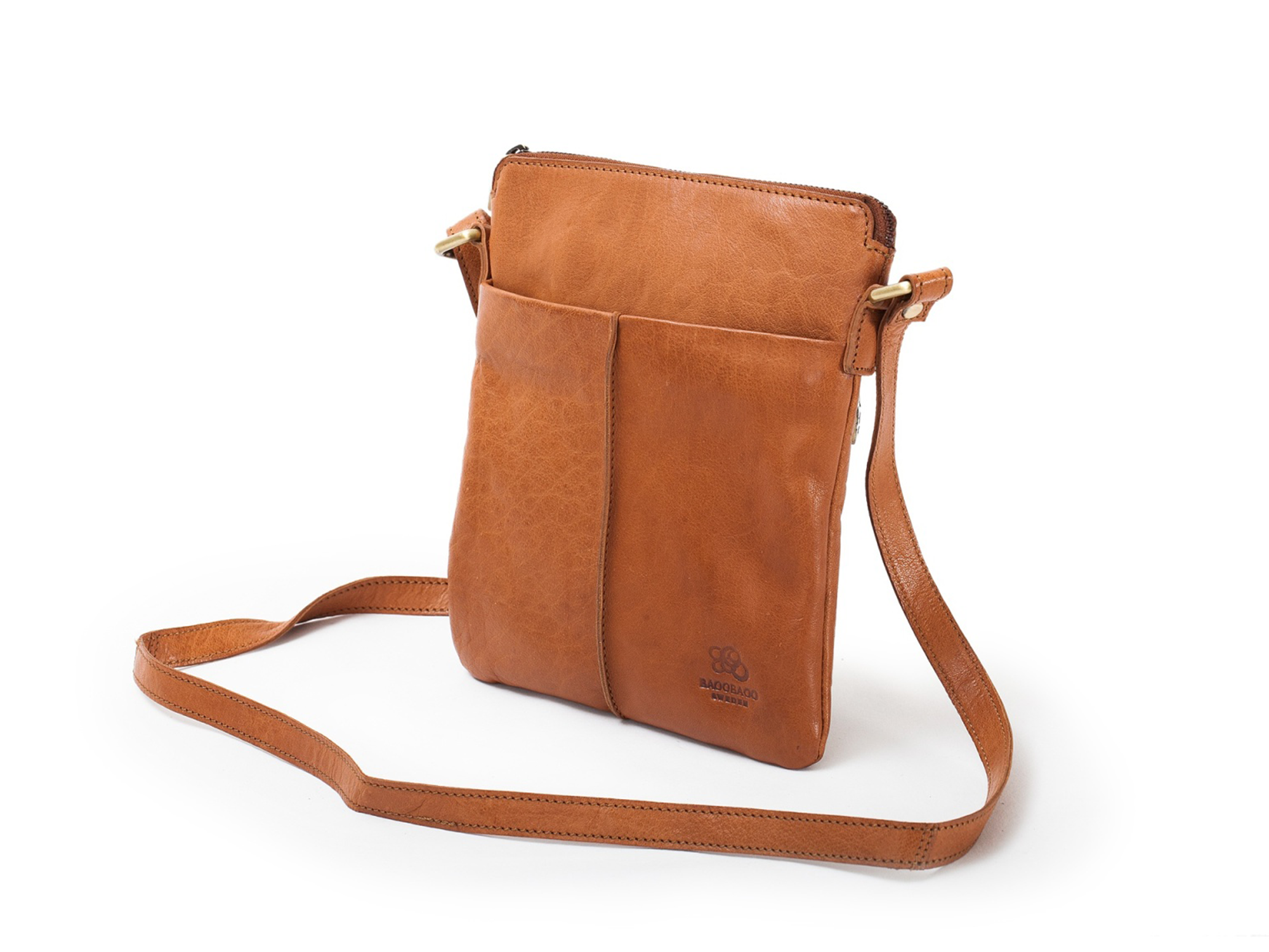 Kézitáska Shoulderbag Small Tan LB018-1 1 Brandy színű valódi bőr kézitáska Flapbag Small LB034, Kis fedeles kézitáska Flapbag Small a vállon viselve, Bivalybőr kézitáska LB034 elülső csat és a fedél részlete, Brandy színű kézitáska belső zsebekkel